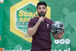 Beatboxer-met-basketball-in-de-hand